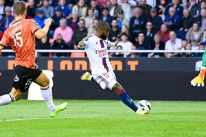 Lacazette ghi bàn nhưng Lyon vẫn thua