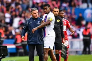 Kimpembe chấn thương khi PSG thắng Brest