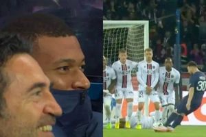 Khoảng khắc Mbappe chiêm ngưỡng 'tuyệt tác' của Messi