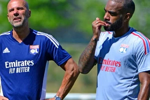 Peter Bosz mâu thuẫn với Lacazette