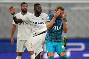 Mbemba tranh bóng với Harry Kane