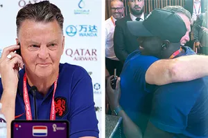 van Gaal ôm phóng viên người Senegal