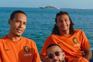 van Dijk. Ake và Depay thư giãn trên du thuyền