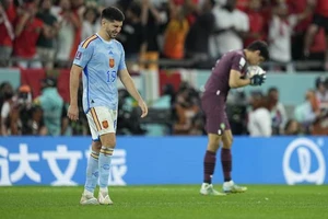 Carlos Soler sút hỏng penalty