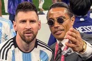 Messi được Salt Bae mời ăn bò