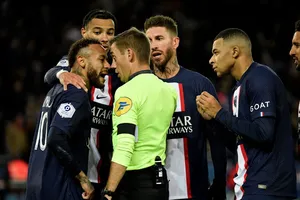 Neymar suýt trở thành tội đồ với tấm thẻ đỏ gián tiếp