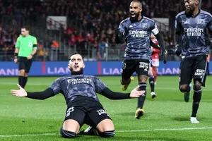 Lyon thắng dễ Brest