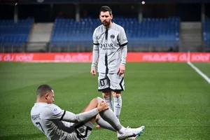 Messi chứng kiến Mbappe dính chấn thương