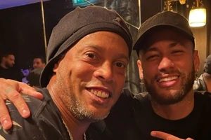 Neymar bên cạnh Ronaldinho