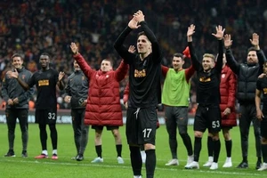 Zaniolo cùng toàn đội Galatasaray tri ân khán giả