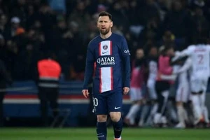 Messi liên tục bị la ó