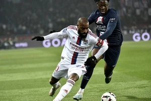 Lacazette không đánh giá cao PSG