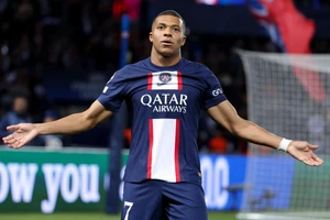 Mbappe và PSG lại có "chuyện"