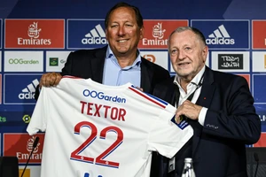 John Textor (trái) kế nhiệm chủ tịch huyền thoại của Lyon, Jean-Michel Aulas