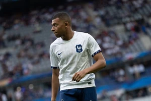 Mbappe mặc áo tuyển nữ Pháp