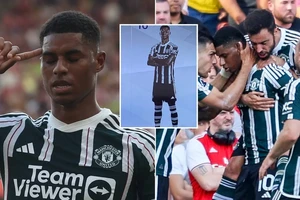 Rashford đi chân đất ghi bàn vào lưới Arsenal