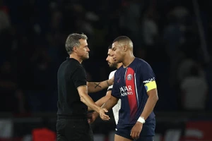 HLV Luis Enrique động viên Mbappe