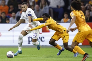 Mbappe vừa ghi cú đúp vào lưới Hà Lan