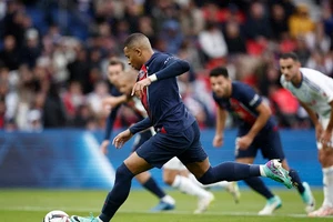 Mbappe mở tỷ số vào lưới Strasbourg