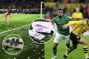 Những bao tải tiền được khán giả Dortmund ném về phía Newcastle