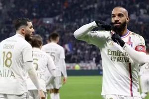 Lacazette tiếp tục trở thành "người hùng" của Lyon