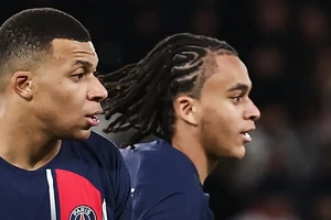 PSG dùng em trai Ethan để giữ chân Mbappe