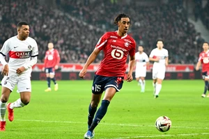 Leny Yoro đối đầu Mbappe