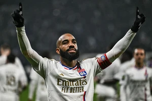 Lacazette chốt hạ Marseille