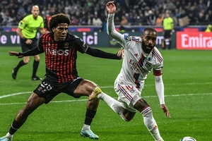 Lacazette đối đầu Todibo tại Groupama mùa trước