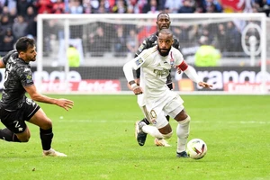 Lacazette tái đấu Metz