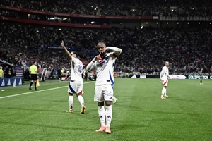 Lacazette tỏa sáng giúp Lyon trở lại đấu trường châu lục