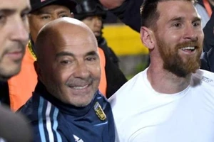 HLV Jorge Sampaoli bên cạnh Messi