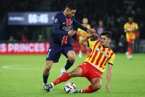 Khusanov (Lens) tranh chấp bóng với Hakimi (PSG)