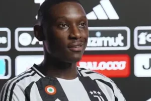 Randal Kolo Muani trong ngày ra mắt Juventus