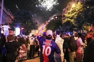 Người hâm mộ PSG đã ăn mừng cuồng nhiệt sau chiến thắng Arsenal. Ảnh: AP