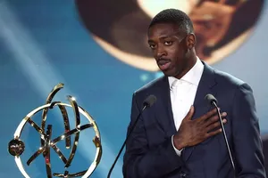 Ousmane Dembele phát biểu khi nhận giải Cầu thủ xuất sắc nhất Ligue 1 mùa bóng 2024/25. Ảnh: AFP