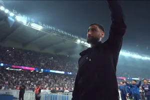 Donnarumma chào tạm biệt khán giả PSG. Ảnh: Sky Sports