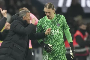 Thủ thành Matvey Safonov chỉ là lựa chọn dự bị của HLV Luis Enrique tại PSG. Ảnh: AP