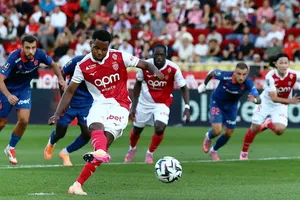 Ansu Fati lập cú đúp phạt đền thành bàn vào lưới Nice trong trận hòa 2-2 đêm qua của Monaco. Ảnh: REUTERS