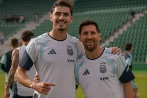 Joaquin Panichelli bên cạnh thần tượng Leo Messi. Ảnh: TyC Sports