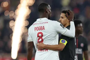 Pogba nhận sự khích lệ từ đội trưởng PSG Marquinhos sau màn ra mắt sân nhà Monaco thắng lợi. Ảnh: AFP