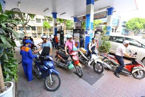 Petrol prices rise by over VND400 per liter