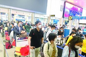 HCMC: Bus, train stations deserted, airport overloaded