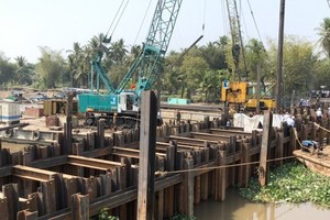 Tien Giang starts construction of saltwater prevention steel dam