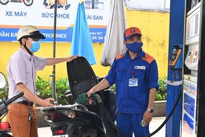 Petrol prices continue to rise by nearly VND1,000 VND per liter