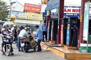 Gov’t approves draft resolution on environmental protection tax on petrol