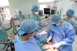 Miraculous moment of brain-dead person’s heart revived in new body