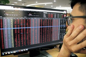 GAS, MSN hinder VN-Index’s free fall, keeping it above 1,200-point mark