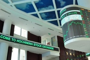 Market capitalization on HoSE loses VND1.01 quadrillion in first seven months