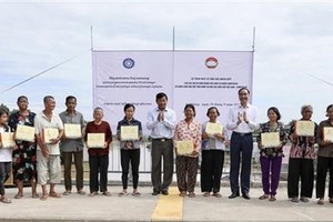 Charitable houses presented to poor households along Vietnam-Cambodia border